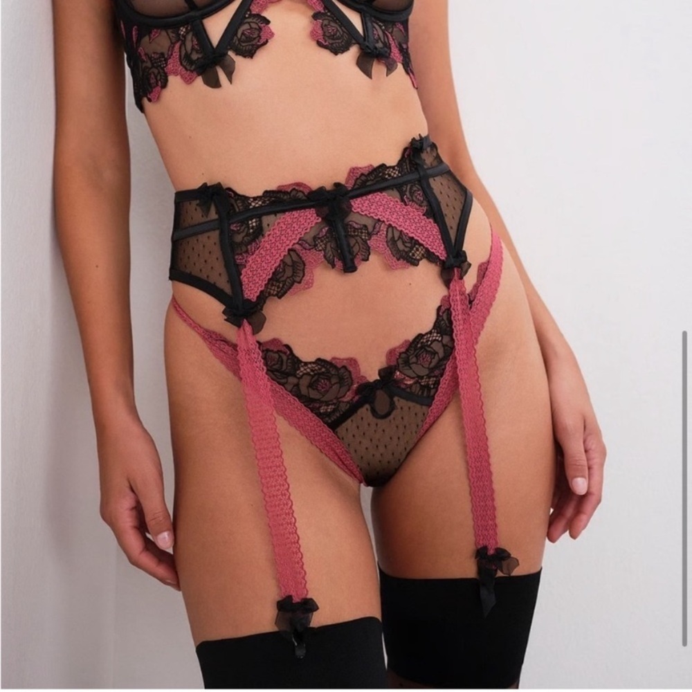 New! For love and lemons Ivy garter belt lace red black 2625